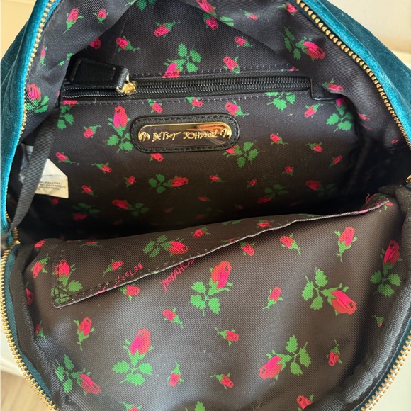 Beautiful blue velvet Betsey Johnson skull backpack - Picture 3 of 3